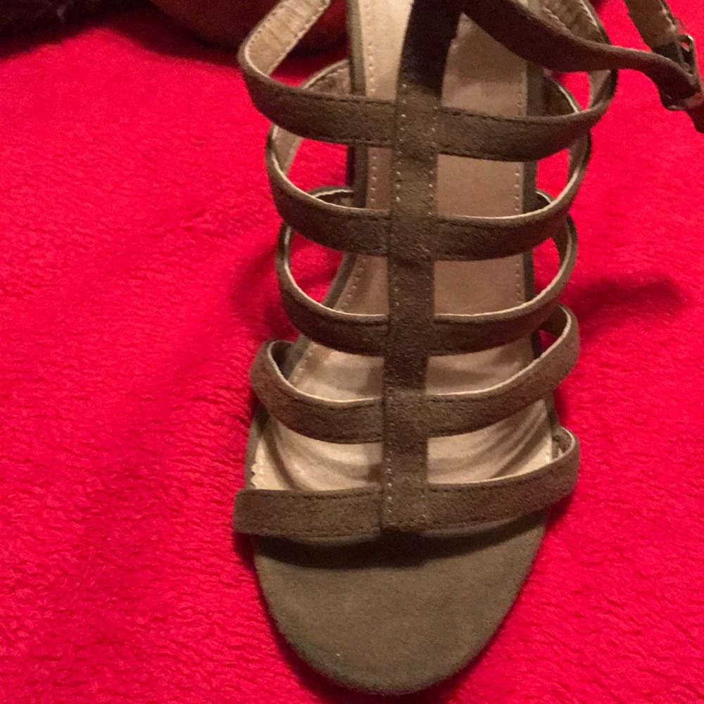 Heels - Picture 3 of 4